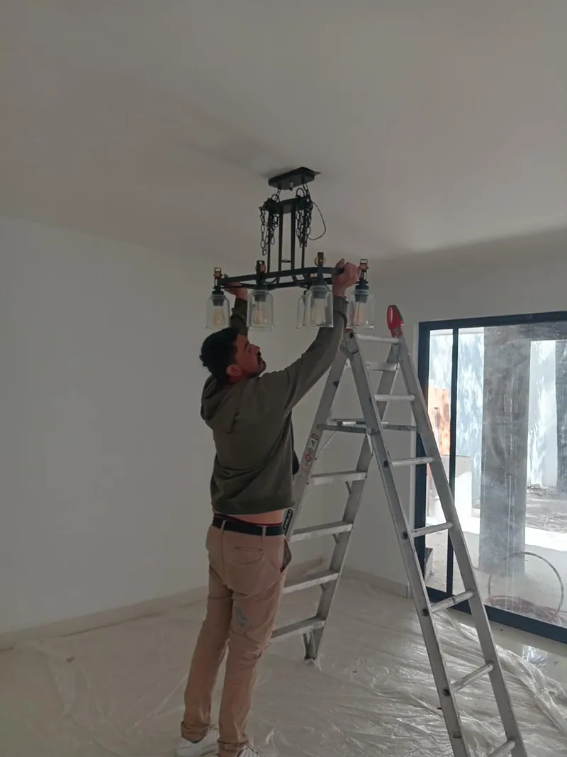 Electricista de APV Mantenimiento instalando una luminaria en Aguascalientes