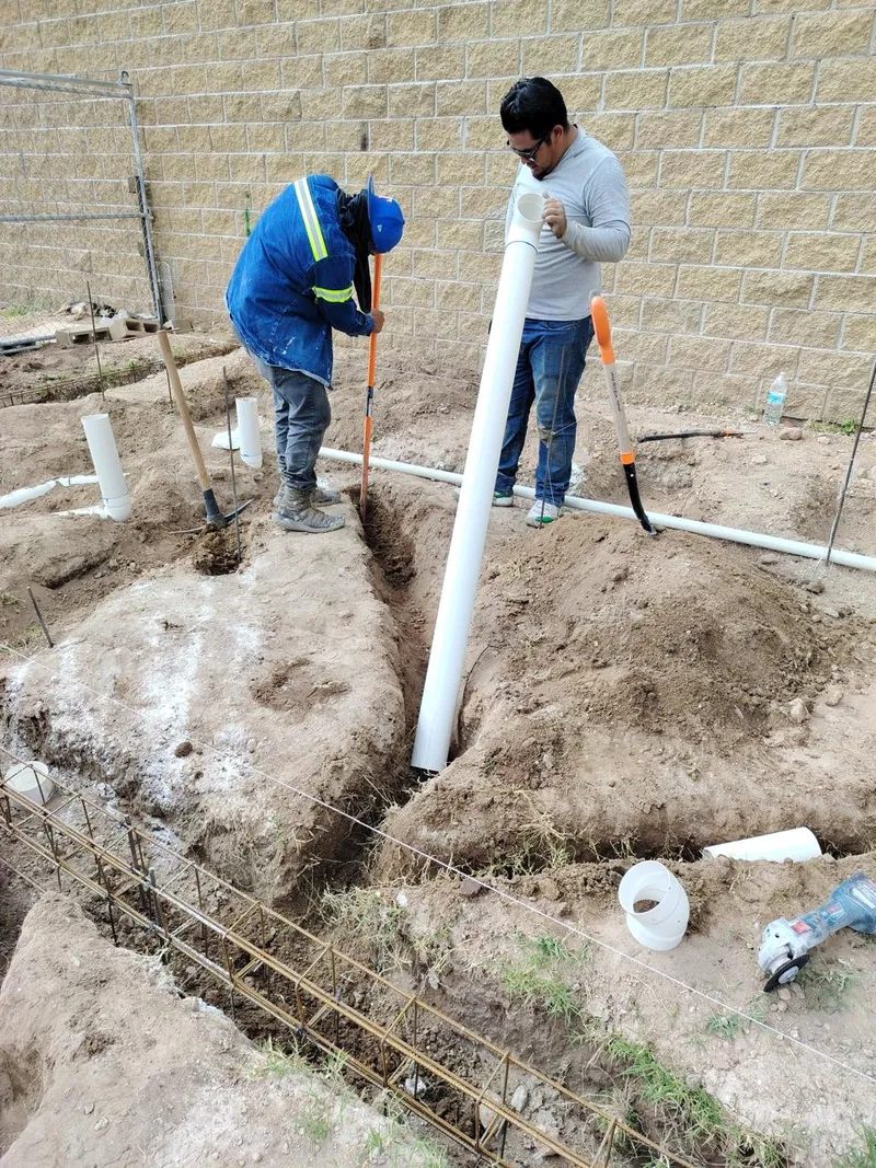 Plomeros de APV Mantenimiento instalando tubería de drenaje en Aguascalientes