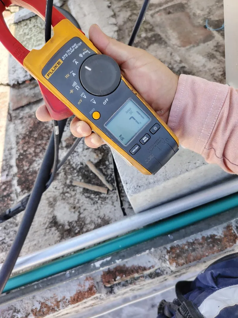 Electricista midiendo corriente con pinza amperimétrica en Aguascalientes - APV Mantenimiento